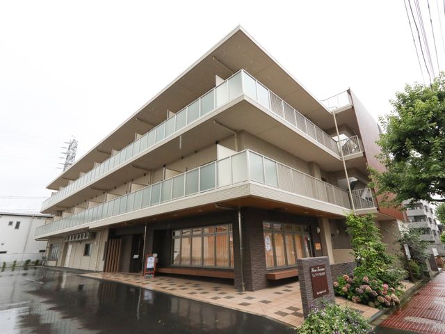 清潔感ある施設外観 外観 職員と入居者が心地よい環境で過ごせるよう配慮された、モダンな外観の施設です。