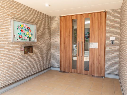 エントランスの装飾と扉