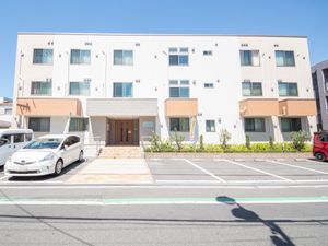 白い建物の明るい外観