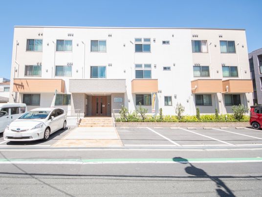 白い建物の明るい外観