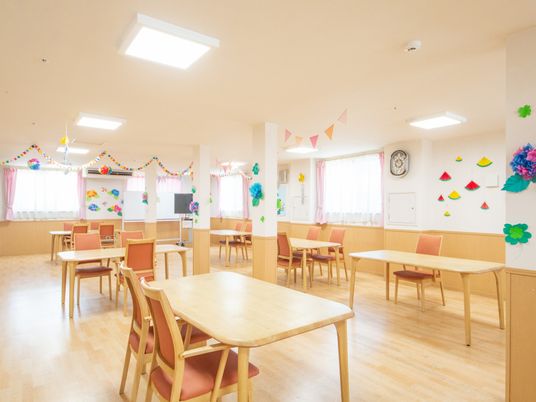 カラフルな装飾のダイニングルーム