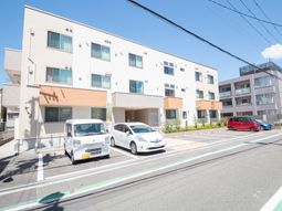 明るい建物の外観