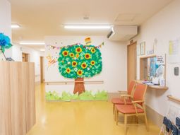 カラフルな壁装飾の廊下