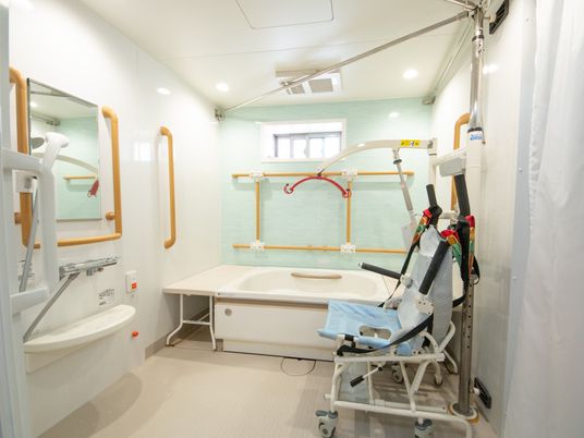 バリアフリー設計の浴室