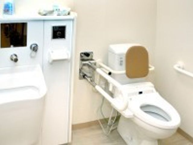 清潔なトイレ設備 トイレ 利用者の快適さを重視した清潔感のあふれるトイレスペースです。手すりや暖房便座があり、安心してご使用いただけます。