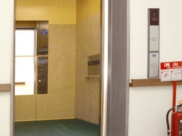 エレベーター前のスペース エレベーター ゆったりとしたスペースのエレベーターホールです。動線に余裕を持たせることで、皆様の快適な移動を支えています。
