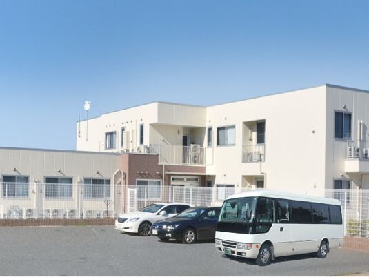 白い建物の外観