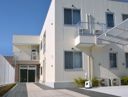清潔感ある建物エントランス