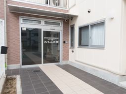 入り口と案内板が見える写真