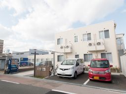 白い建物外観と看板