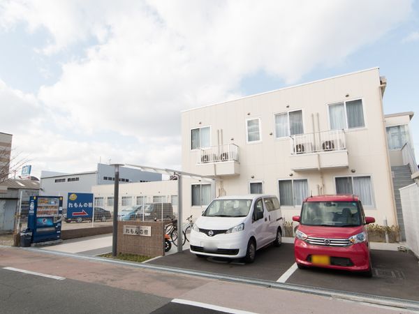 白い建物外観と看板