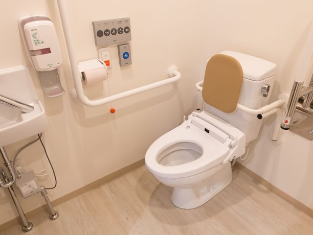 バリアフリー対応トイレ トイレ 手すりが整備された清潔なトイレで、安心してご利用いただけます。サポートが必要な方もスムーズに使用できる設計です。