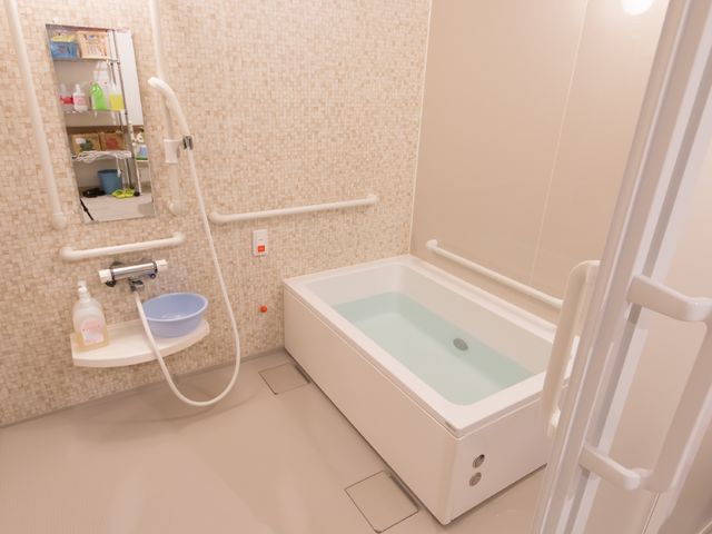 快適な浴室設備 浴室 手すりや広々とした空間が安全で快適な入浴を支えます。ゆったりとリラックスした時間を過ごせる環境です。