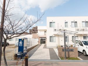 白い建物の外観