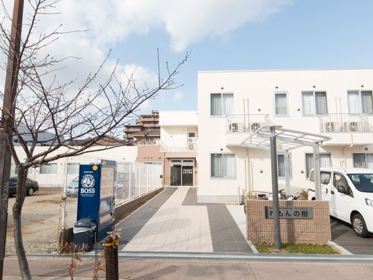 白い建物の外観
