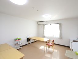 明るい居室の様子