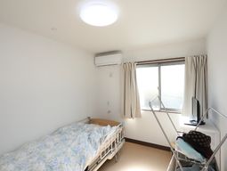 居室のベッドと窓