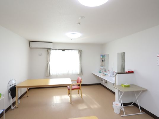 明るい広々とした居室