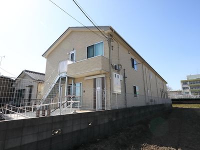 明るい外観の建物