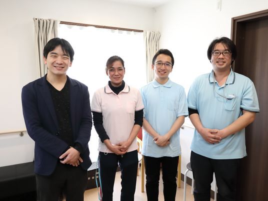 明るい職場環境のスタッフ