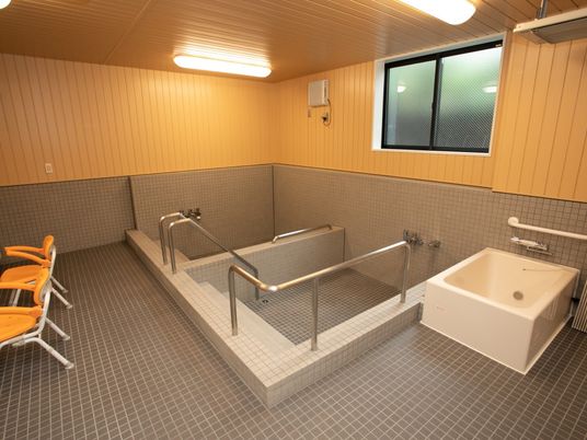 清潔感あるモダン浴室