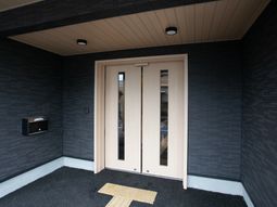 温かみのある建物エントランス