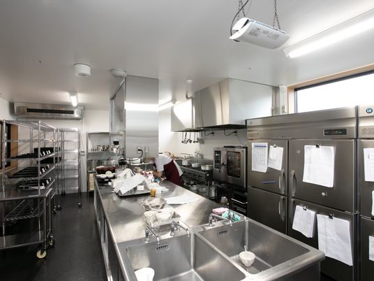 働くスタッフのキッチン