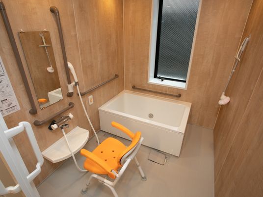 介護支援の整った浴室