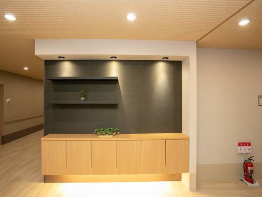 落ち着いたデザインのロビー