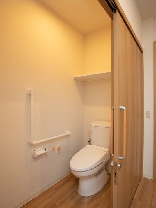バリアフリーのトイレ空間
