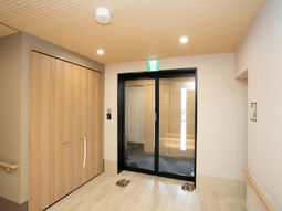 出入口とその廊下の様子