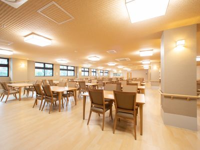 清潔感ある広い食堂