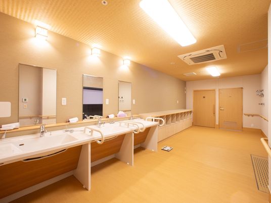 清潔感のあるスタッフの浴室