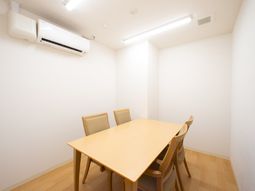 清潔なダイニングテーブル