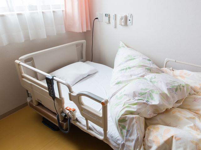 介護スタッフの仕事場 居室 清潔感のある居室で、入居者の方々の身の回りのサポートを行うやりがいのある仕事です。安心の環境で働けます。