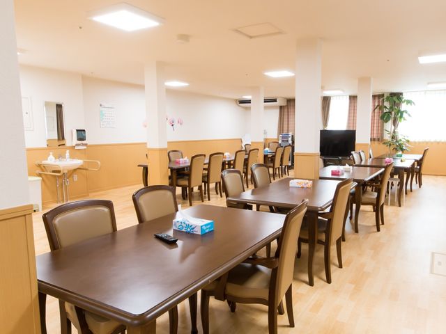 広々としたダイニング ダイニングルーム 明るく開放的なダイニングで、食事の準備やサポートを通じて利用者様を支援する仕事です。