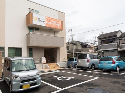 明るい施設の外観イメージ