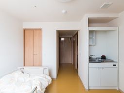 居室のキッチンとベッド