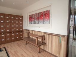 エントランスのベンチとアート