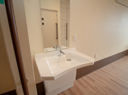 清潔な洗面台と廊下