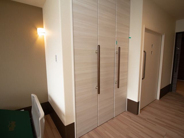 整理された居室のクローゼット 間接照明 広々とした収納が充実した居室です。日々の生活で快適な環境を整えることができます。