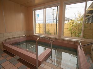 ゆったりした浴槽の浴室