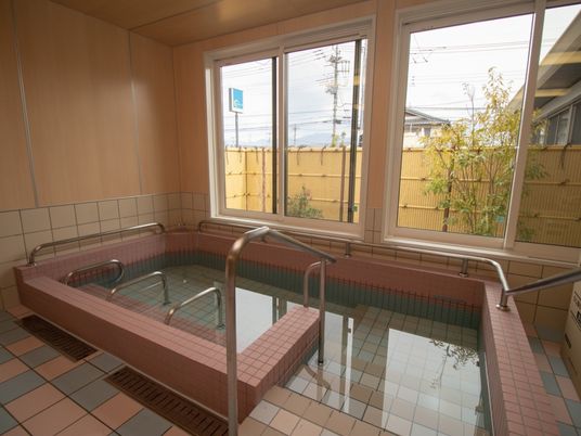 ゆったりした浴槽の浴室