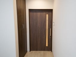 木目調の扉の廊下