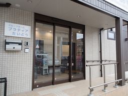 エントランスの清潔感ある外観