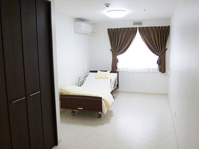 落ち着きのある居室 居室 シンプルながらも機能的に設計されたお部屋です。個室タイプでプライバシーも守られます。クローゼットも完備していますので、お持ちのお荷物も十分に収納していただけます。