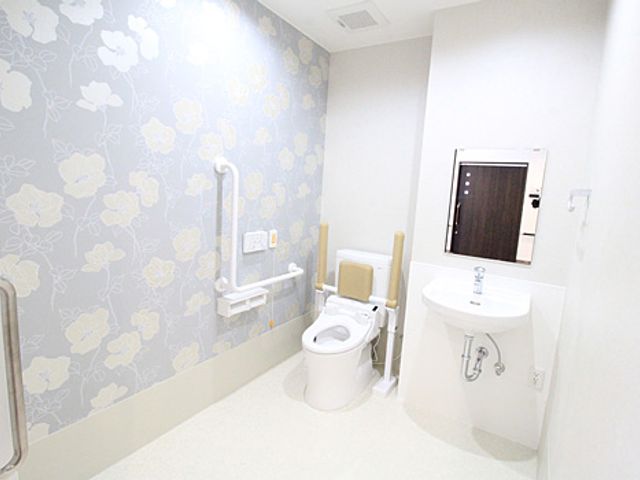 清潔感あふれるトイレ空間 トイレ トイレは広いスペースなので、車イスをご利用の方でも安全にご使用いただけます。