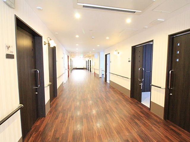 整った施設の廊下 廊下 明るい廊下は十分な広さを確保しておりますので、車イスをご利用の方もスムーズにお通りいただけます。両側の壁には手すりを設置してありますので、掴まりながら安全にご移動が出来ます。