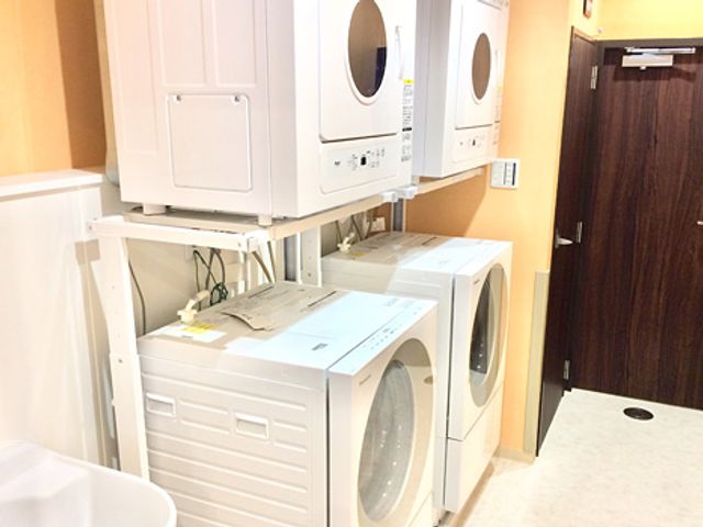 整備されたランドリー設備 コインランドリー 洗濯機、乾燥機も設置してありますので施設での洗濯も可能です（5,000円／月）