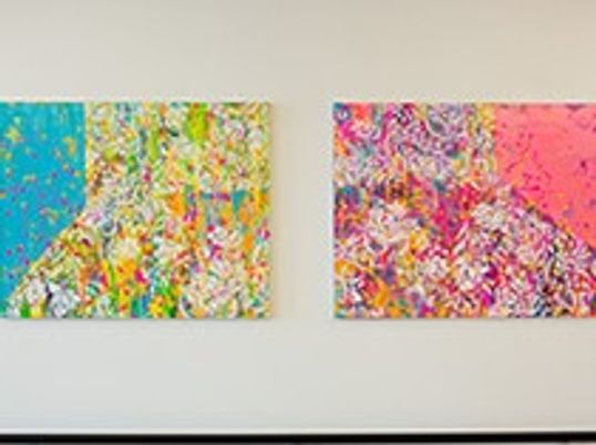 明るい絵画が飾られた壁